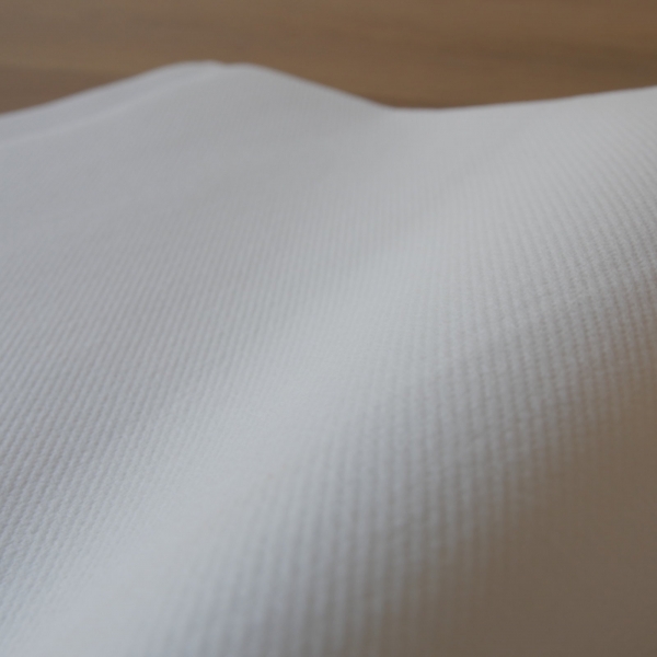 Serviette jetable blanche de qualité, découvrez les serviettes intissées  40x40 pour restaurant